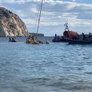 "Incroyable sauvetage : le voilier échoué dans la calanque de Sormiou enfin libéré après une opération héroïque"