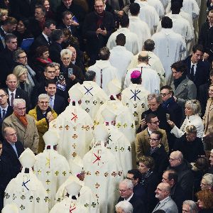 "Le créateur des costumes de Notre-Dame fait sensation sur les réseaux sociaux avec sa question décalée"