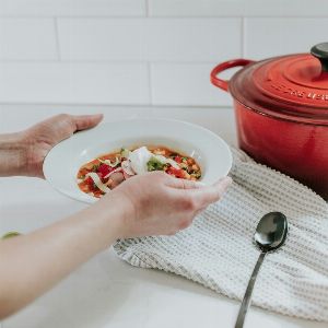 "Le Drame d'une Jeune Femme qui a Refusé de Partager Son Repas avec la Belle-Famille"