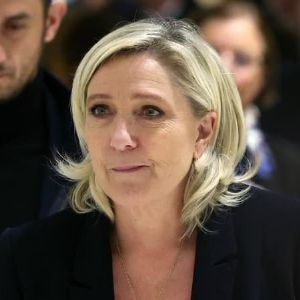 "Marine Le Pen critique le budget de Michel Barnier : la droite aurait dû réagir plus vigoureusement"