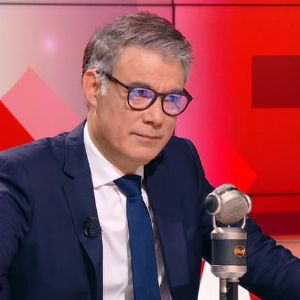 "Olivier Faure accuse la France insoumise de fragiliser la gauche en affaiblissant Jean-Luc Mélenchon"