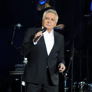 "Révélation choc sur le style de vie de Michel Sardou : un proche balance sur ses habitudes"