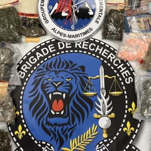 "Révélations choc : Démantèlement de deux réseaux de revente de drogue à Antibes, sept personnes devant la justice"