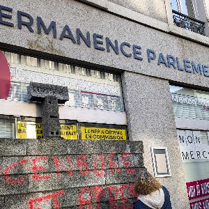 "Scandale : Des permanences parlementaires vandalisées après la motion de censure"