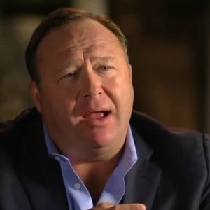 "Un juge bloque l'acquisition d'Infowars par The Onion : rebondissements à venir"