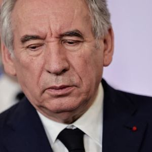 "Bayrou invite les partis à rejoindre le gouvernement lors d'une réunion à Matignon"