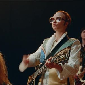 "Cara Delevingne se métamorphose en Elton John pour le nouveau clip de "Step Into Christmas""