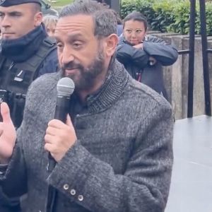 Cyril Hanouna fait une descente spectaculaire dans la rue pour sauver C8 !