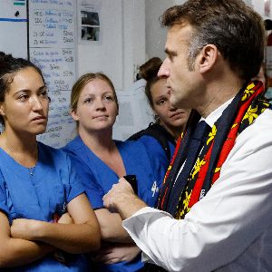 "Emmanuel Macron surprend en décidant de rester à Mayotte plus longtemps que prévu"