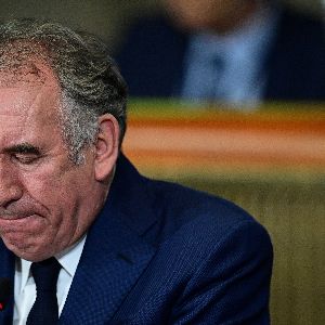 "François Bayrou invite les chefs de partis à former un gouvernement tous ensemble."