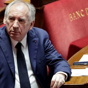 "François Bayrou lance une offre d'union nationale : un coup politique risqué"