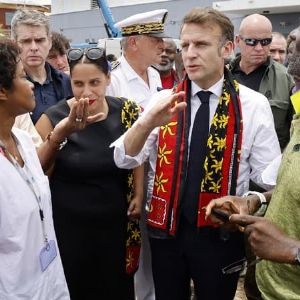 "Incroyable ! La députée de Mayotte confronte Emmanuel Macron sur les charniers dans l'archipel"