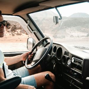 "Incroyable : sa fiancée refuse de monter en voiture pour une raison surprenante !"