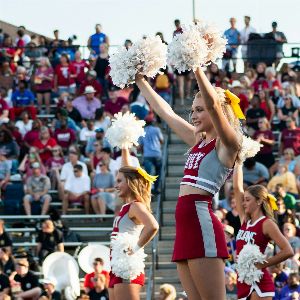 "Incroyable ! Sauvetage miraculeux d'une pom-pom girl lors d'une compétition sportive"