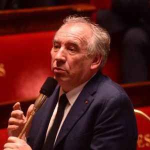 "Le mystère du feu de cheminée : l'étrange exigence de François Bayrou à son arrivée à Matignon"