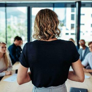 Les jeunes hommes se rebellent face aux femmes dirigeantes