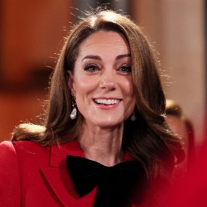 "Les messages secrets de Kate Middleton à travers ses tenues en 2024 : révélations choc !"