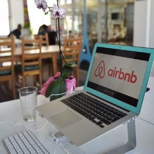 "Paris restreint les locations Airbnb : bataille contre la pénurie de logements"