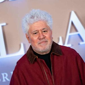 Pedro Almodóvar bouleversé en direct suite au décès de Marisa Paredes