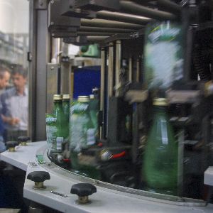 "Perrier en danger : comment sauver la marque sans son label 'eau minérale naturelle' ?"