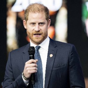 "Prince Harry et Meghan Markle ridiculisés lors des Golden Globes : les moqueries de Jo Koy font sensation"