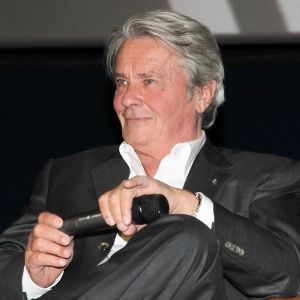 "Révélation choc : Alain Delon, sa double vie et ses amours secrets avec des hommes plus âgés"