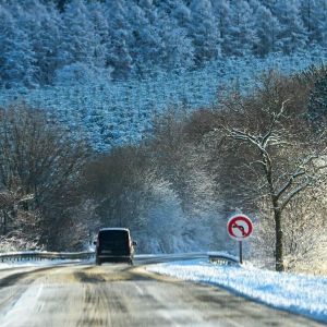 Routes enneigées : 10 départements sous la menace de la neige pour les départs en vacances de Noël