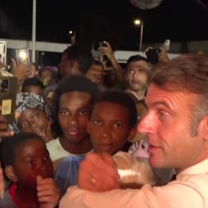 "Scandale à Mayotte : les Mahorais réclament la démission d'Emmanuel Macron"