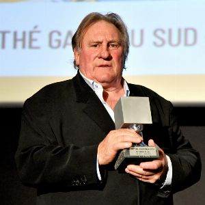 "Scandales sexuels : une centaine de personnalités demandent le retrait de la Légion d'honneur pour PPDA, Gérard Depardieu et autres"