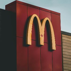 "Un homme de 38 ans succombe à une crise cardiaque en déjeunant au McDonald’s de Senlis"