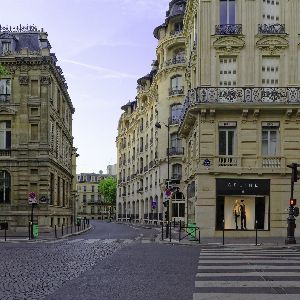 "Un milliardaire parisien victime d'une série de vols spectaculaires chez lui"