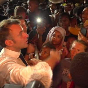 Cyclone à Mayotte : Macron se met en colère face aux sinistrés