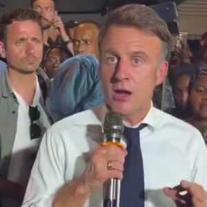 "Emmanuel Macron perd son sang-froid à Mayotte face à la colère des Mahorais"