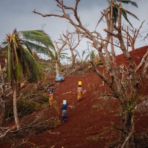 "Incroyable ! Des milliers de tonnes d'eau envoyées par bateau de Comores à Mayotte après le passage d'un cyclone"