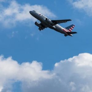 "Incroyable incident à bord : fuite d'eau incontrôlable sur un vol American Airlines"