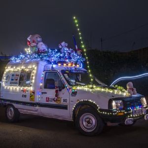 "Insolite : Il décore sa voiture comme un sapin de Noël, les gendarmes interviennent!"