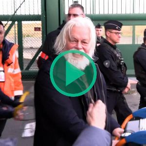 "L'arrivée triomphale de Paul Watson en France après sa libération au Danemark"