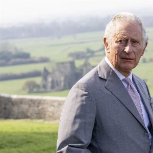 "Le roi Charles III et son cancer : une touche d'humour britannique pour rassurer"