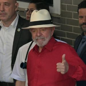 Lula de retour aux affaires à Brasilia après son opération près du cerveau