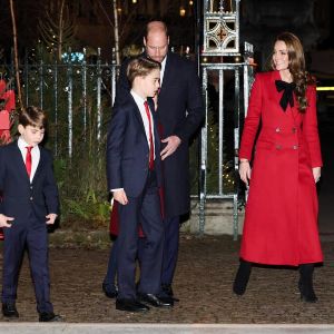 "Révélation inattendue : Kate Middleton et le prince William dévoilent une carte de vœux émouvante pour Noël 2024"