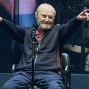 "Révélations choc : Phil Collins se confie sur son état de santé et son impossible retour à la batterie"