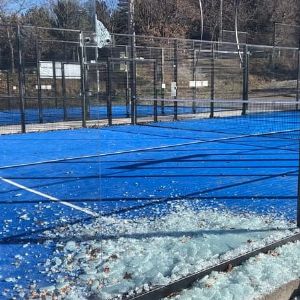 "Vandalisme à Digne-les-Bains : terrains de padel dégradés et plainte déposée"