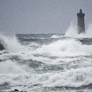 "Alerte météo : la tempête Enol frappe la France, six départements en alerte orange"