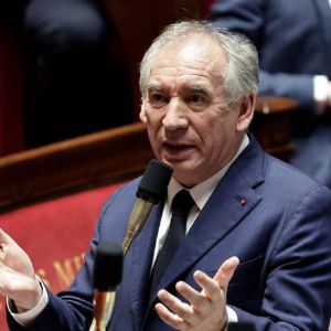 "Alerte rouge : François Bayrou menacé de censure par la gauche !"