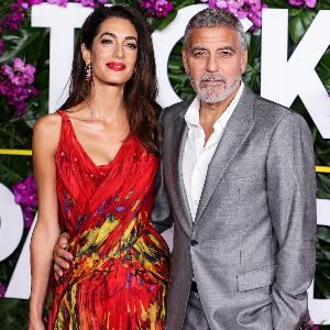 "Amal Clooney dévoile son look estival à Saint-Tropez pour rejoindre George Clooney"