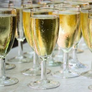 "Champagne vs Crémant : Quelles différences ? Prix, cépages et production décryptés !"