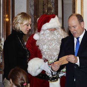 "Charlene de Monaco détourne un accessoire de mode de Kate Middleton pour Noël !"