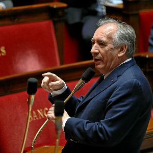 "François Bayrou agace le bloc central : les tensions montent"