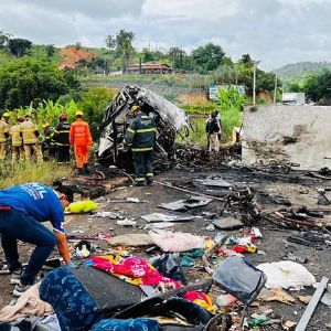 "Incident tragique au Brésil : 32 victimes dans un accident de car suivi d'un incendie"