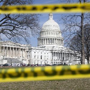 "Incroyable ! Les États-Unis évitent de justesse un « shutdown » grâce à un vote de dernière minute du Congrès"